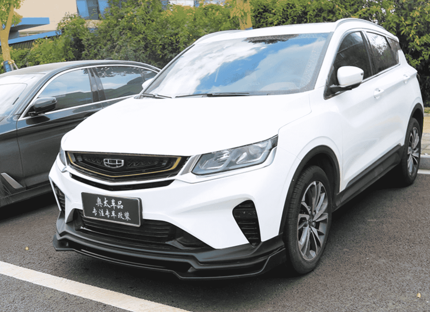 Xevaban.com ở 214 Giải Ph&oacute;ng l&agrave; đơn vị chuy&ecirc;n cung cấp phụ kiện oto, đồ chơi oto, phụ kiện geely coolray, đồ chơi geely coolray,&nbsp;xevaban, 214 giải ph&oacute;ng, bodykit geely coolray, lip trước geely coolray, m&ocirc;i trước geely coolray, cản trước geely coolray.